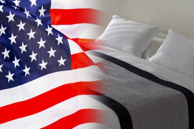 Amerikan bayrağının arka planında otel yatağı. ABD 'de turizm ve otel işleri