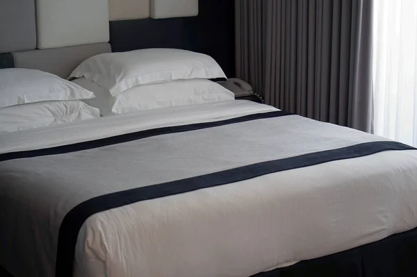 Yumuşak Yastıklı Bir Otel Odasında Boş Bir Yatak Turizm Tatil — Stok fotoğraf