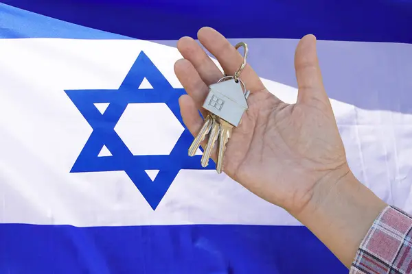 Рука Показывает Ключи Квартиры Фоне Флага Израиля Ключи Квартиры Женской — стоковое фото