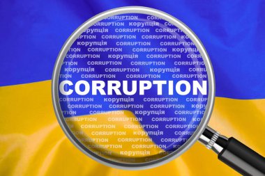 Büyüteç, Ukrayna bayrağı arkaplanındaki yolsuzluk kelimesine odaklandı. Yolsuzluk ve Ukrayna 'da başka bir mali konsept