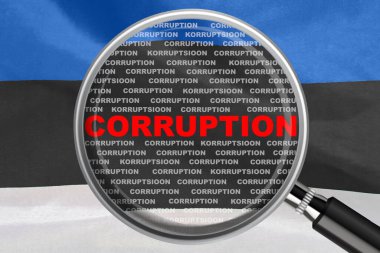 Büyüteç, Estonya bayrağı arkaplanındaki yolsuzluk kelimesine odaklandı. Yolsuzluk ve Estonya 'da başka bir mali konsept