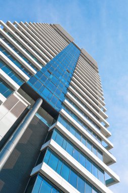 Modern yerleşim alanı, şehirde yeni bir apartman. Arka plan için pencere ofis binası. İsrail 'deki Konut Binası. Gayrimenkul konsepti ve yeni daire