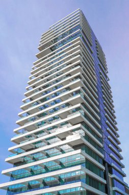 Modern yerleşim alanı, şehirde yeni bir apartman. Arka plan için pencere ofis binası. İsrail 'deki Konut Binası. Gayrimenkul konsepti ve yeni daire