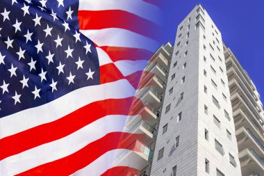 Amerikan bayrağının arka planındaki modern yerleşim binası. ABD bayrağının arka planında yeni bir apartman. Emlak konsepti ve ev satın alma veya ABD 'de yeni bir daire