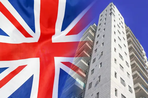 Modernes Wohnhaus Vor Dem Hintergrund Der Flagge Großbritanniens Neues Mehrfamilienhaus Stockfoto