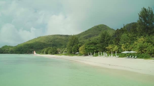 Luxe Resort Strand Tropisch Eiland Rustige Warme Dag Tijdens Vakantie — Stockvideo
