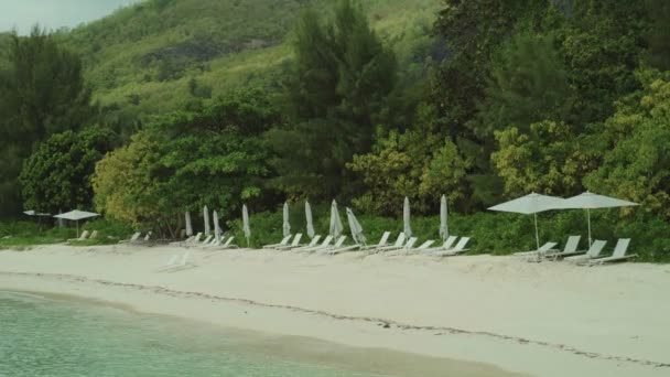 Сонячні Тіньові Парасольки Пляжні Стільці Березі Розкішному Курорті Острові Усі — стокове відео