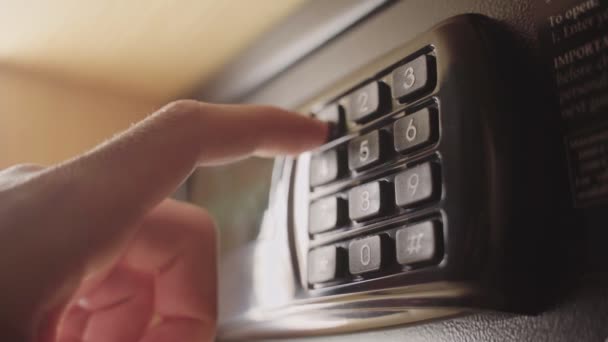 Güvenlik Kasasını Açmak Otel Odasındaki Kasayı Kilitlemek Için Elle Giriş — Stok video