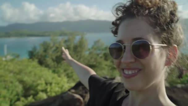 Junge Frau Filmt Sich Mit Luxuriösem Perfekten Blick Auf Tropisches — Stockvideo