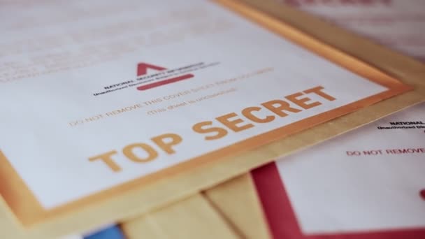 Primer Plano Etiqueta Top Secret Moderna Carpeta Documentos Color Marrón — Vídeo de stock