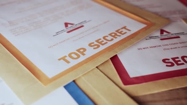 Stapel Geclassificeerde Top Geheime Mappen Enveloppen Met Moderne Kleurenlabels Waarschuwing — Stockvideo