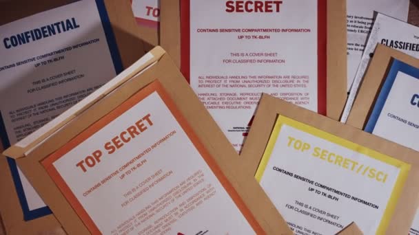Kahverengi Manila Dosyalarında Çok Gizli Dosyalar Masasında Uyarı Kağıtları Var — Stok video