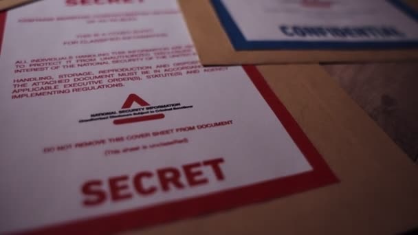 Przejrzyj Ściśle Tajne Tajne Foldery Manili Zawierające Poufne Informacje Kamera — Wideo stockowe