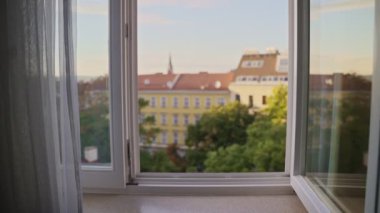 Gün batımında ya da gün doğumunda otel ya da apartmanın açık penceresine yavaşça bastır. Öğleden sonra güneş ışığında sessiz bir mahalle. Pencere temiz hava almak için açık ya da soygunda kırılmış. Gizemli ve dramatik hareket