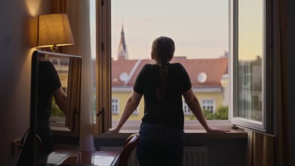 Junge Frau Steht Fenster Eines Hotelzimmers Oder Eines Mehrfamilienhauses Und Lizenzfreies Stock-Filmmaterial