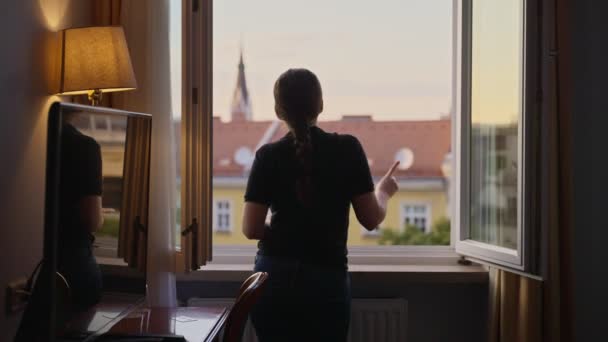 Kobieta Stojąca Przy Oknie Hotelu Lub Mieszkania Tańcząca Ciesząca Się — Wideo stockowe