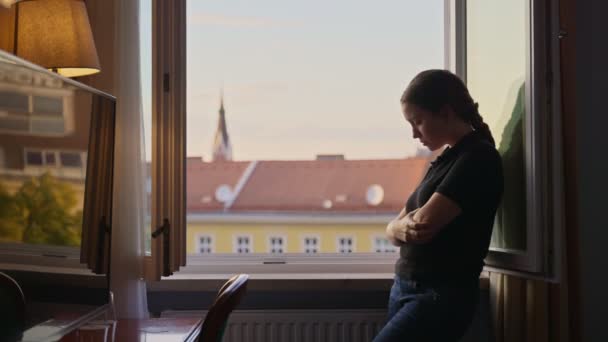 Junge Frau Steht Traurig Und Weinend Hotelzimmer Oder Appartement Fenster lizenzfreies Stockvideo