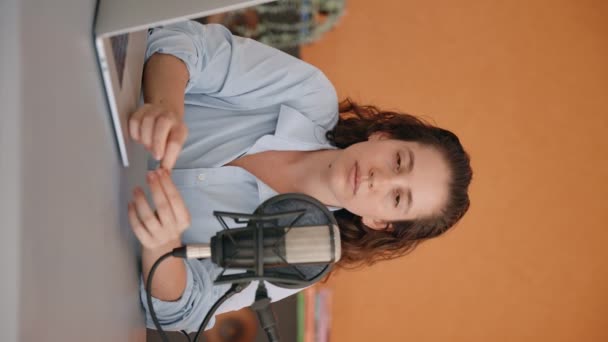 Eine Frau Sitzt Während Einer Videokonferenz Schreibtisch Und Hört Frau — Stockvideo