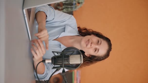 Vertikální Video Žena Usmívá Gestikuluje Mává Během Videohovoru Digitální Konferenční — Stock video