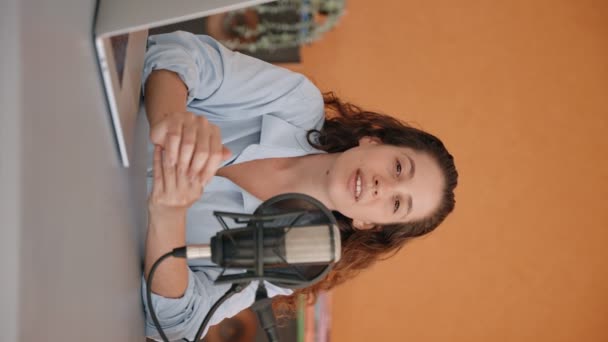 Vertikales Video Junge Frau Erklärt Und Spricht Mit Kamera Auf — Stockvideo