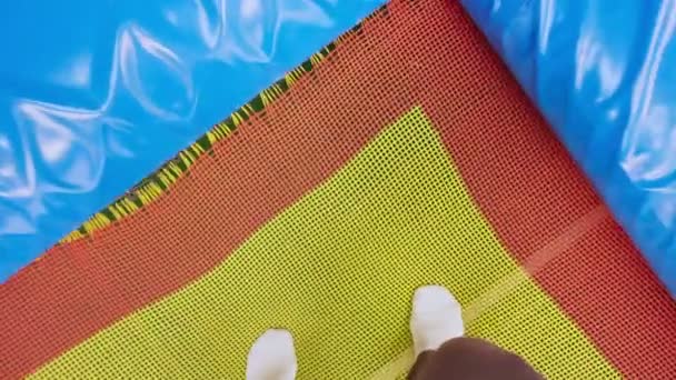 Punto Vista Disparó Dos Pies Saltando Arriba Abajo Trampolín Colores — Vídeo de stock
