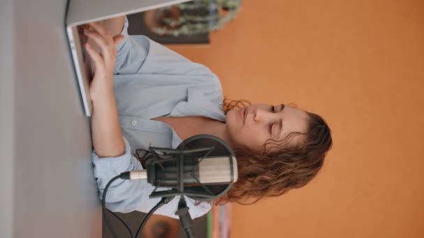 Вертикальное Видео Молодая Женщина Печатает Ноутбуке Микрофоном Рядом Ней Женщина — стоковое видео