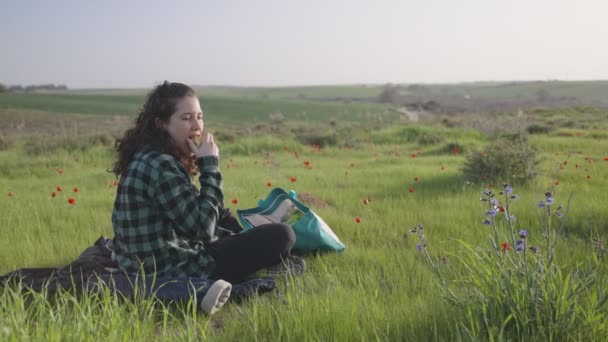 Jonge Vrouwelijke Wandelaar Toerist Geniet Van Rustige Rustige Dag Eten — Stockvideo