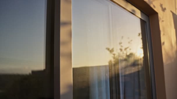 Закат Восход Солнца Солнце Размышляет Пыльных Окнах Стеклянных Дверях Дома — стоковое видео