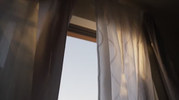 Pencereyi Verandayı Güverteyi Rüzgarda Esen Perdeyi Açmak Için Cam Kapıyı — Stok video