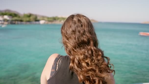 Kobieta Stojąca Balkonie Patrząca Błękitną Turkusową Wodę Morską Grecji Kobieta — Wideo stockowe