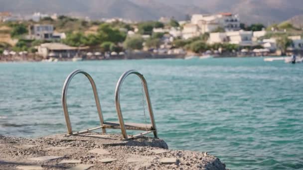 Échelle Métal Avec Plage Tavernes Arrière Plan Sur Île Grecque — Video