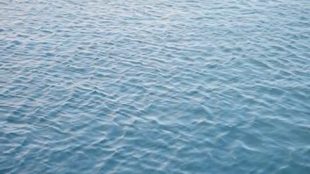 Повільний Рух Блакитного Моря Або Океанської Води Рухається Вітрі Хвилями — стокове відео
