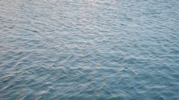 蓝色的盐或甜的水 小波浪在海洋 大海或湖中缓慢地移动 慢镜头头顶上的慢镜头或平静安静的水面上的顶部镜头 流体运动中的风运动波 — 图库视频影像
