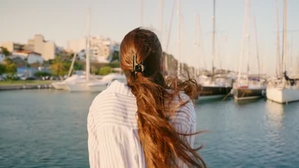 Ung Kvinna Sitter Segelbåt Eller Yacht Marina Med Utsikt Över — Stockvideo