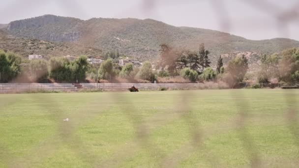 Mann Fährt Mit Rasenmäher Rasenmäher Auto Oder Traktor Auf Fußballplatz — Stockvideo