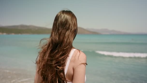 Młoda Kobieta Stojąca Brzegu Lub Plaży Patrząca Turkusowe Morze Lub — Wideo stockowe