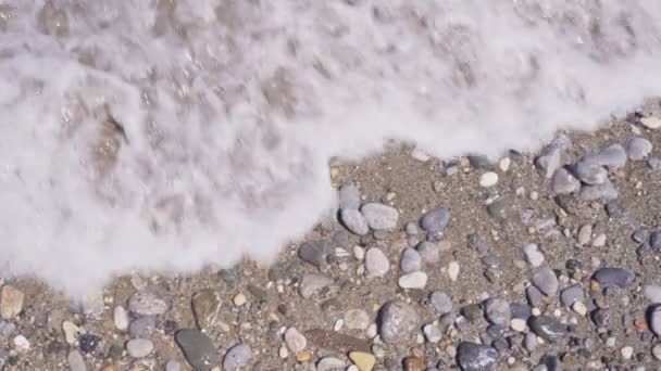 Закрыть Морскую Воду Выливающуюся Пляж Берег Стекающую Скалам Камням Речные — стоковое видео