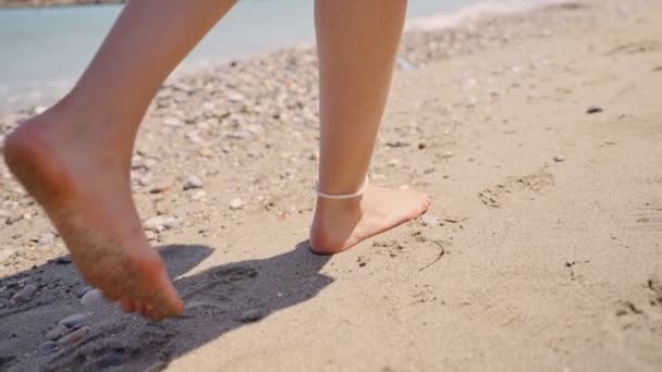 Pies Femeninos Caminando Playa Arena Durante Las Vacaciones Caluroso Día — Vídeo de stock