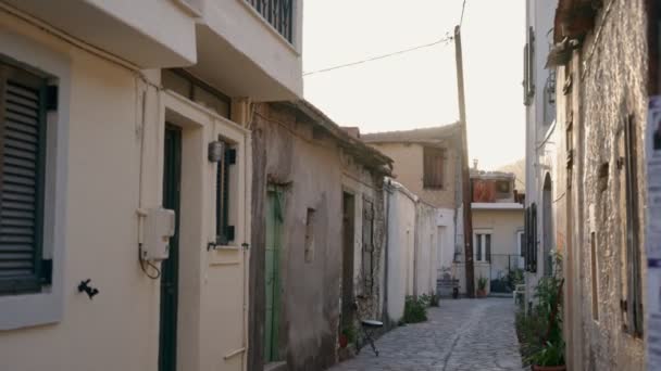 Rustige Middag Traditioneel Straatje Grieks Dorpje Kreta Griekenland Typisch Smal — Stockvideo