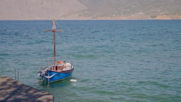 Kleines Boot Schaukelt Und Schwimmt Auf Dem Wasser Der Griechischen — Stockvideo