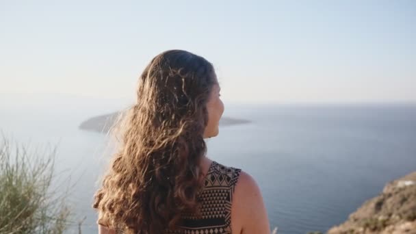 Viajante Feminino Turista Goza Uma Vista Épica Bonita Penhasco Grécia — Vídeo de Stock