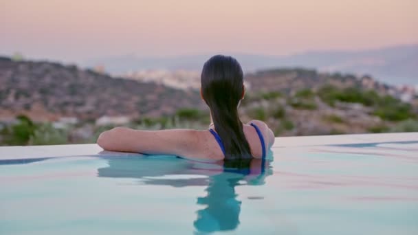 Kobieta Turysta Luksusowym Hotelu Lub Apartamencie Basenie Infinity Widokiem Epicki — Wideo stockowe
