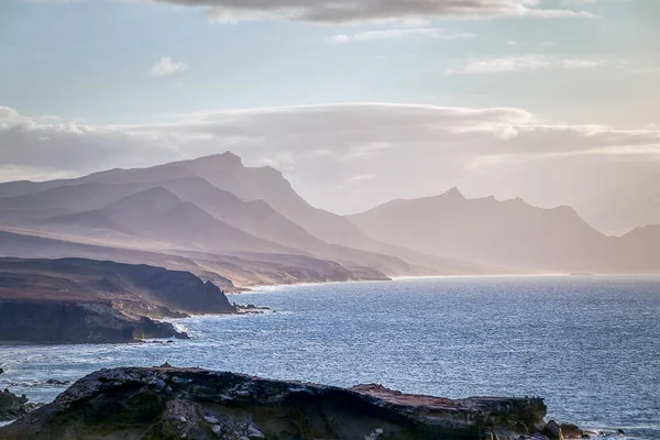 Rotsachtige Westkust Van Fuerteventura Met Typische Bergen Lichte Mist Gezien — Stockfoto