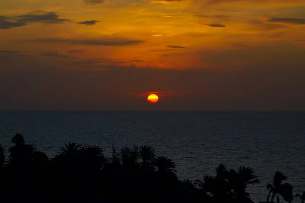 Východ Slunce Fuerteventuře Nádhernou Oranžovou Červenou Oblohou Úplným Sluncem Mraky — Stock fotografie