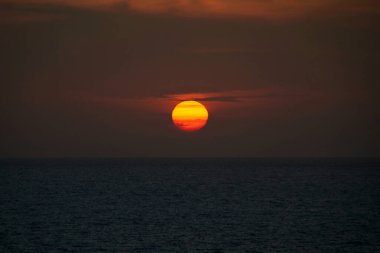 Tam turuncu kırmızı güneş, muhteşem gün doğumunda Atlantik Okyanusu üzerinde Fuerteventura.