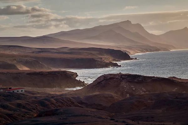 Het Rotsachtige Kustlandschap Van Pared Fuerteventura Het Avondlicht Spaanse Canarische — Stockfoto