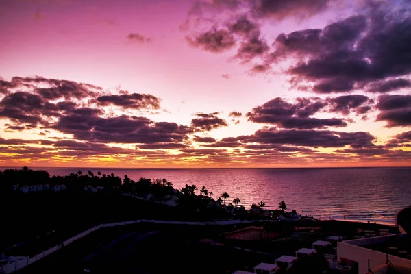 朝の光 太陽はジャニアビーチに昇る 明るい紫色の空と雲 Fuerteventura — ストック写真