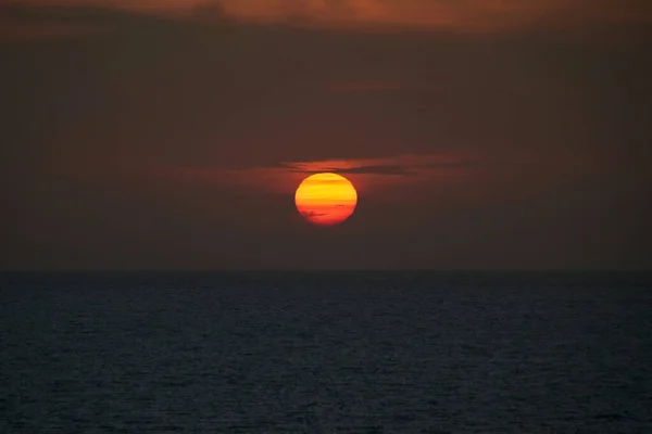 Plné Oranžové Červené Slunce Nádherného Jasného Východu Slunce Fuerteventura Nad — Stock fotografie