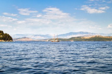 Yunanistan 'ın Korfu adası ile Arnavutluk anakarası arasındaki boğazda seyreden gemi, panorama