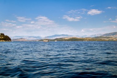 Yunanistan 'ın Korfu adası ile Arnavutluk anakarası boğazda, panorama